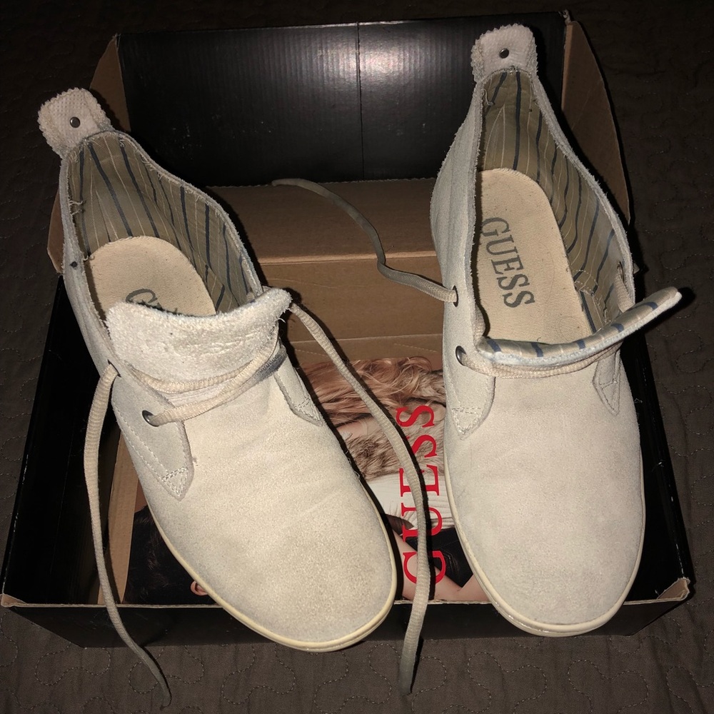Guess. GMBARNES. Ivory suede.